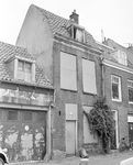 881199 Gezicht op de voorgevel van het dichtgetimmerde en voor sloop bestemde pand Andreasstraat 6 te Utrecht.